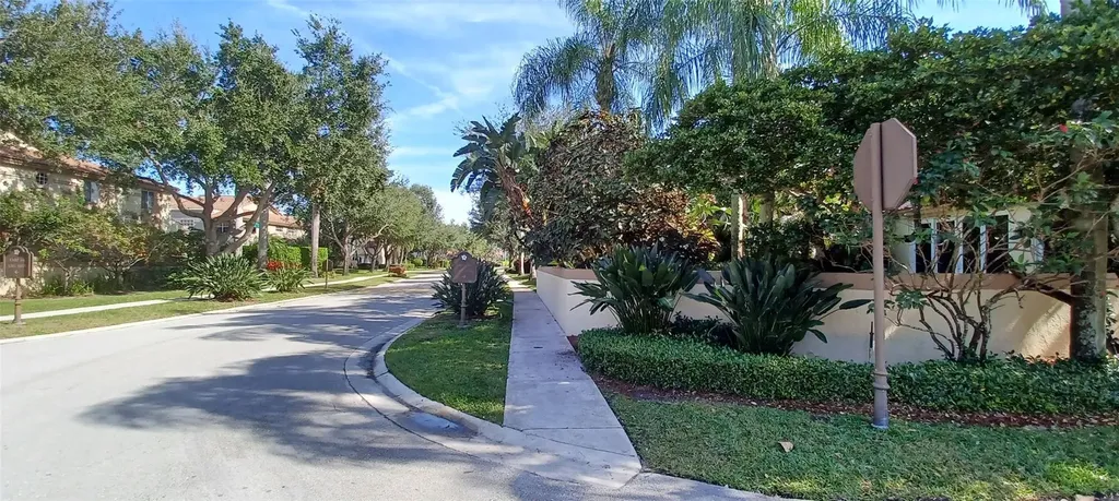 6688 Via Regina Boca Raton FL 33433