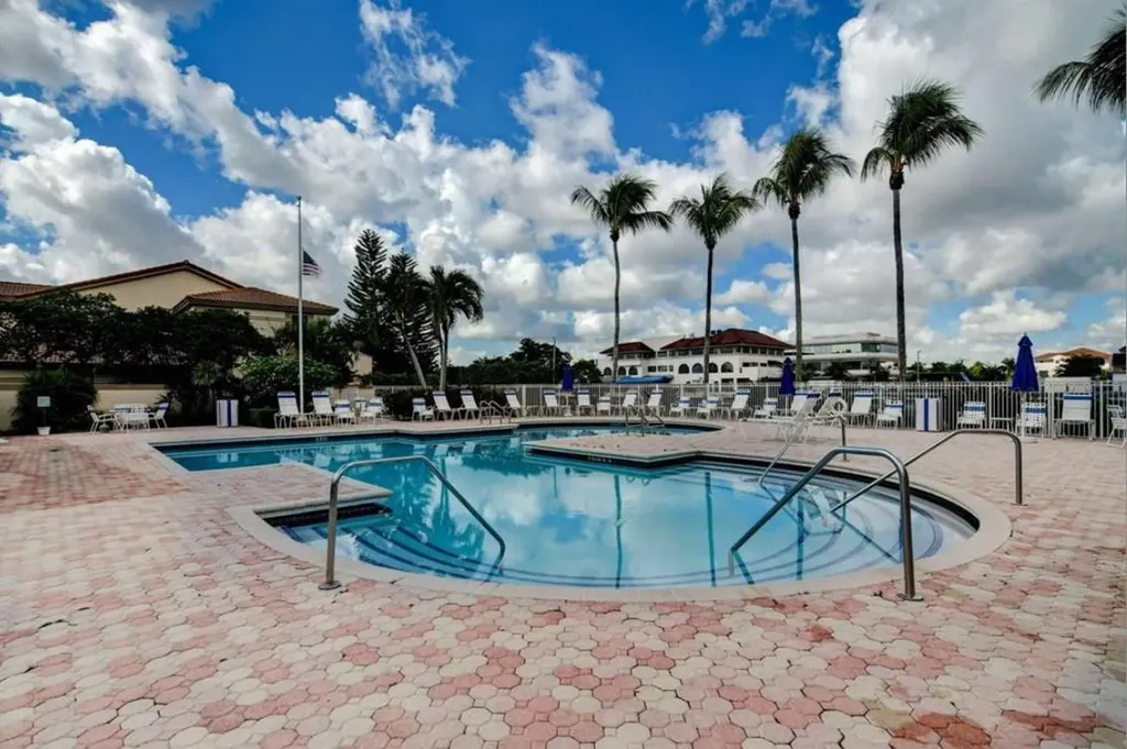 6688 Via Regina Boca Raton FL 33433