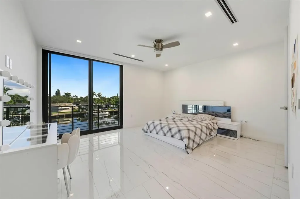 2581 NE 50th Street Lighthouse Point FL 33064