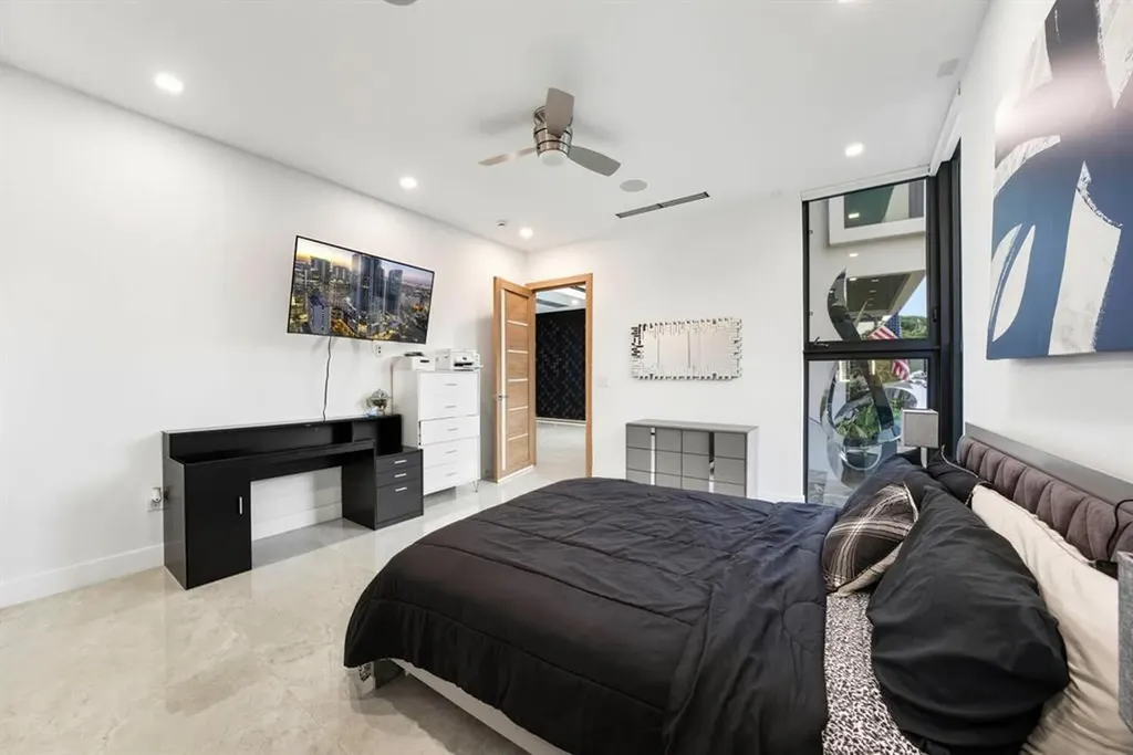 2581 NE 50th Street Lighthouse Point FL 33064
