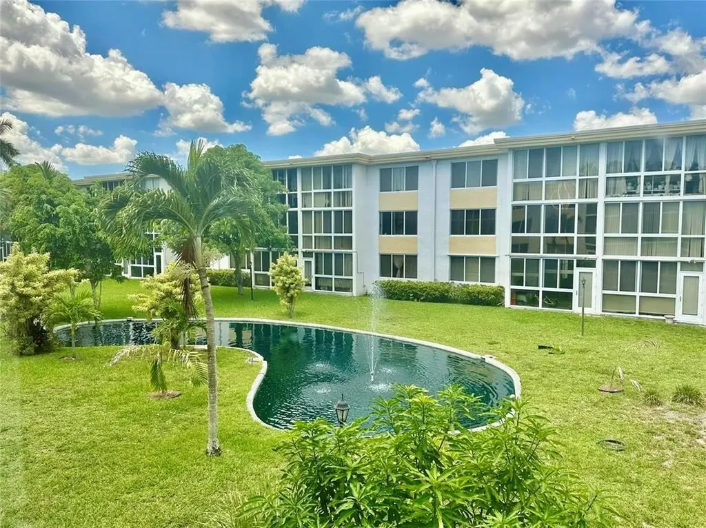 5985 Del Lago Circle Sunrise FL 33313