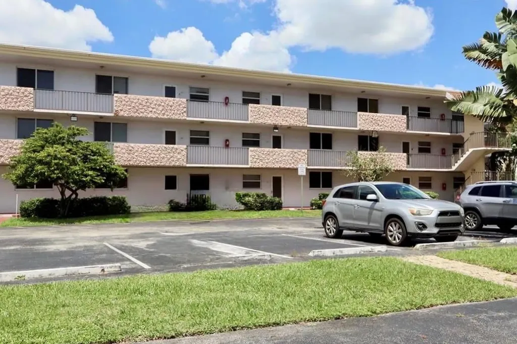 5985 Del Lago Circle Sunrise FL 33313