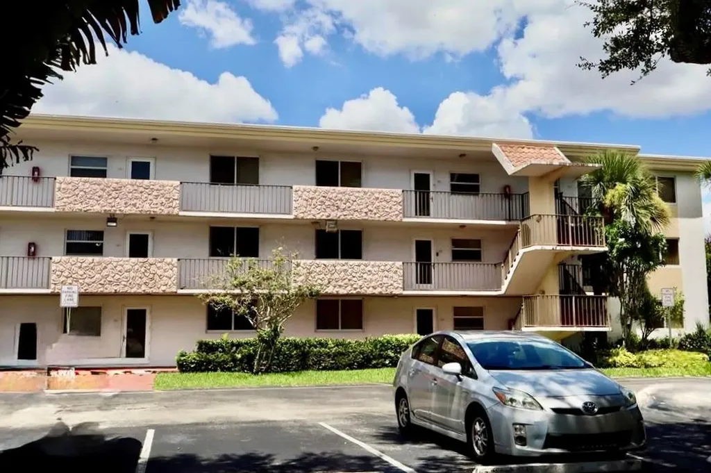 5985 Del Lago Circle Sunrise FL 33313