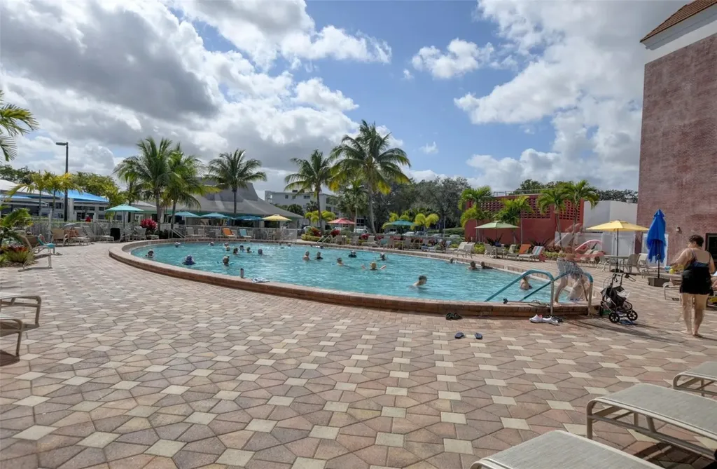 111 Lyndhurst E Deerfield Beach FL 33442