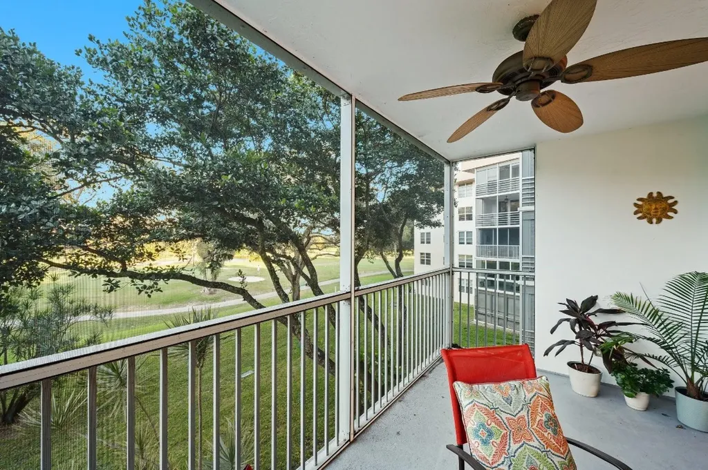 3900 Oaks Clubhouse Drive Pompano Beach FL 33069