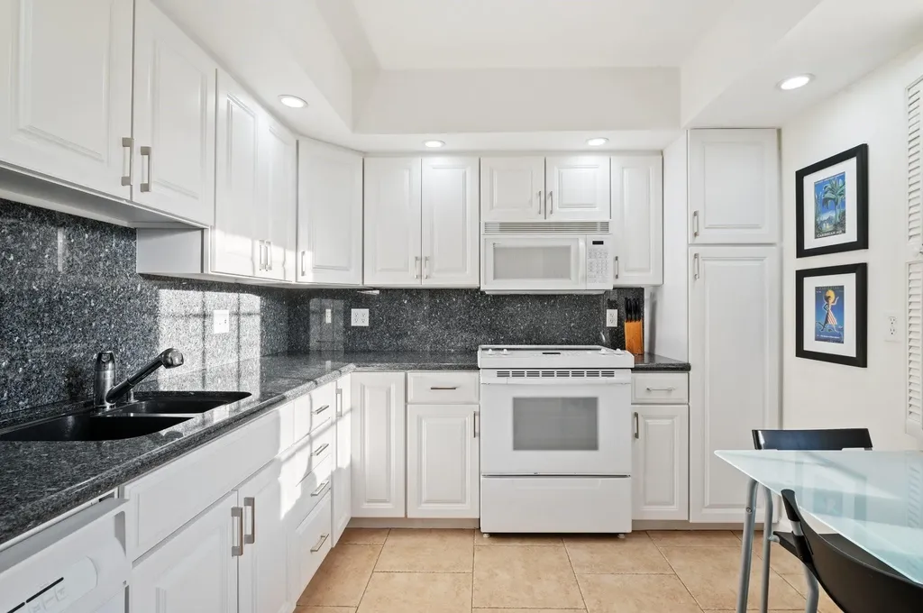 3900 Oaks Clubhouse Drive Pompano Beach FL 33069
