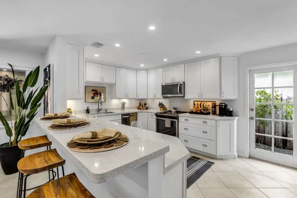 2004 NE 17th Way Fort Lauderdale FL 33305