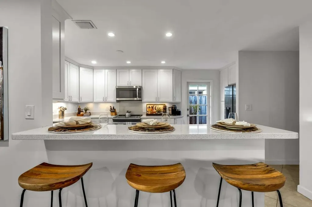 2004 NE 17th Way Fort Lauderdale FL 33305