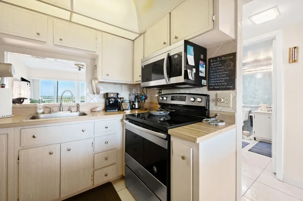 2611 N Riverside Drive Pompano Beach FL 33062
