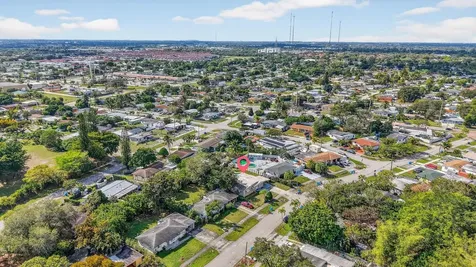 3800 SW 31st Drive West Park FL 33023