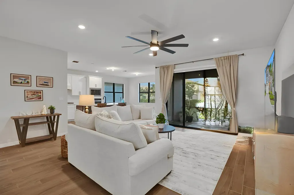 4422 S Silverwood Lane Oakland Park FL 33309