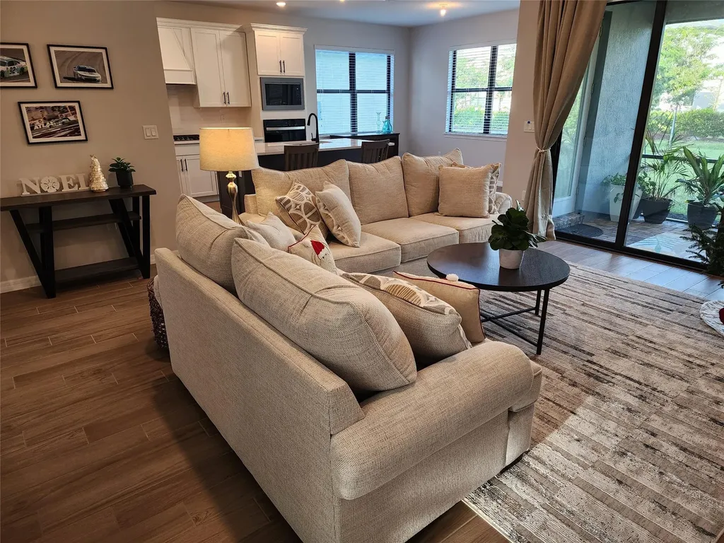 4422 S Silverwood Lane Oakland Park FL 33309