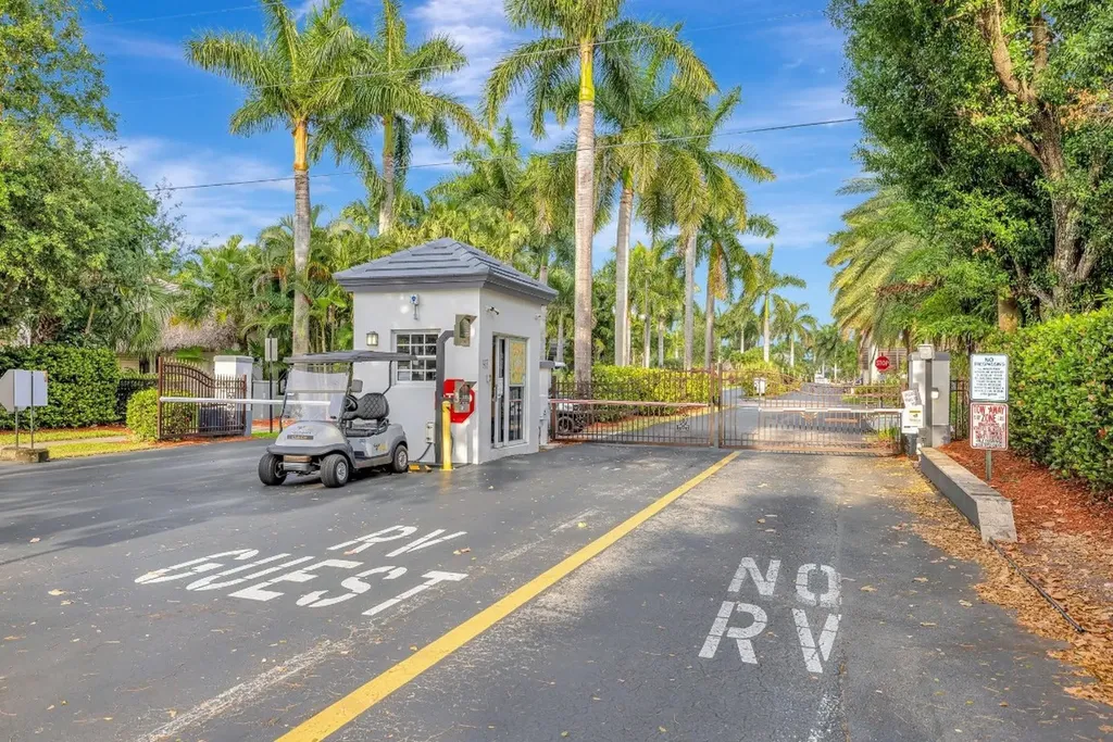 391 Sundial Circle Pompano Beach FL 33068