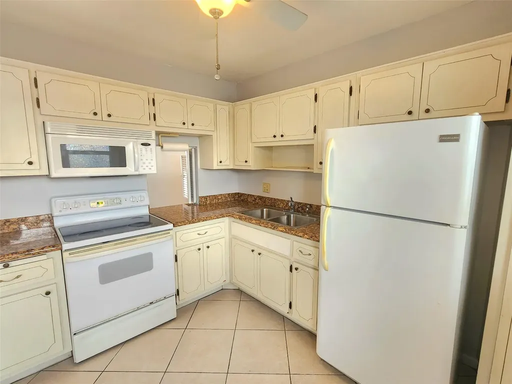2223 Park Lane Hollywood FL 33021