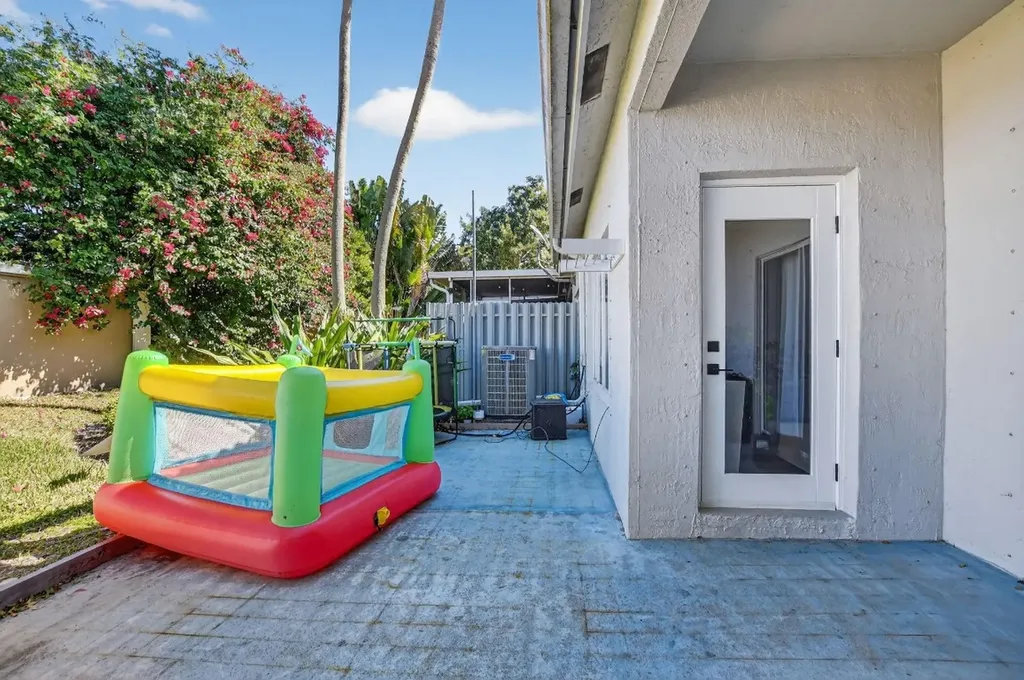 4275 SW 10th Court Deerfield Beach FL 33442