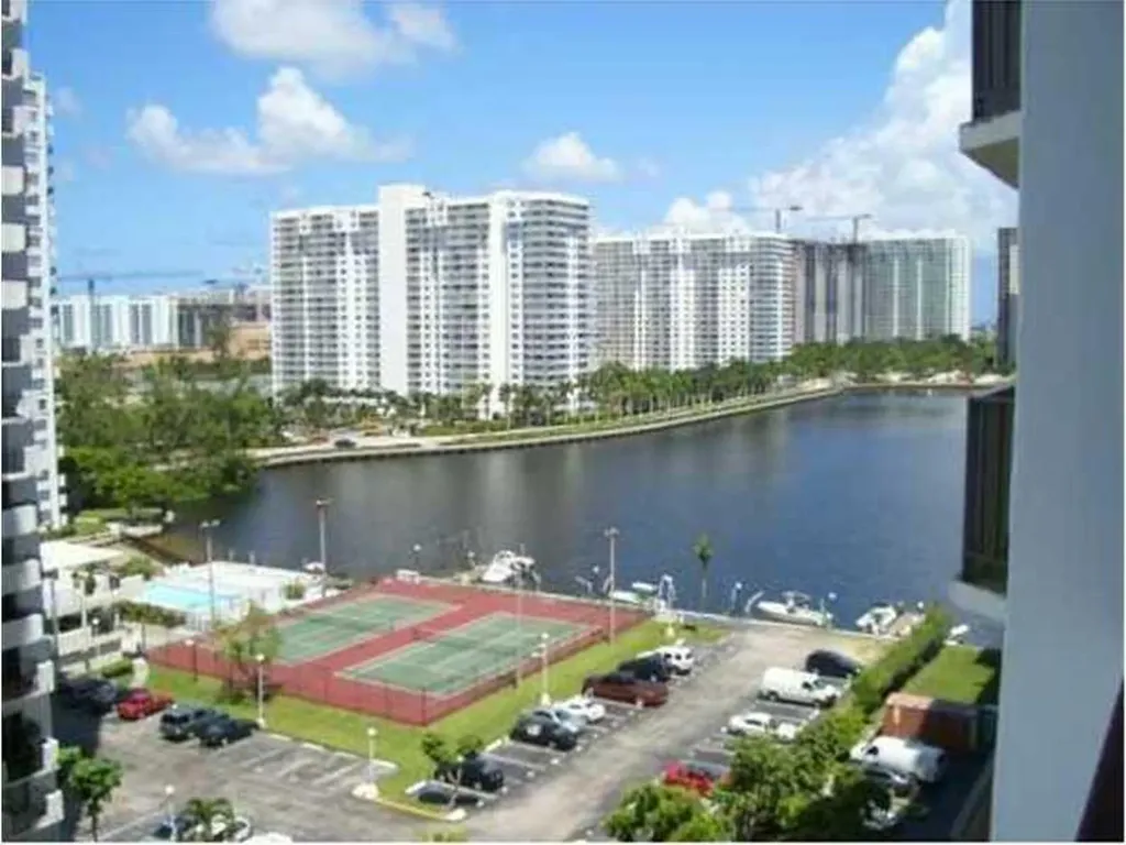 18031 Biscayne Bl Aventura FL 33160