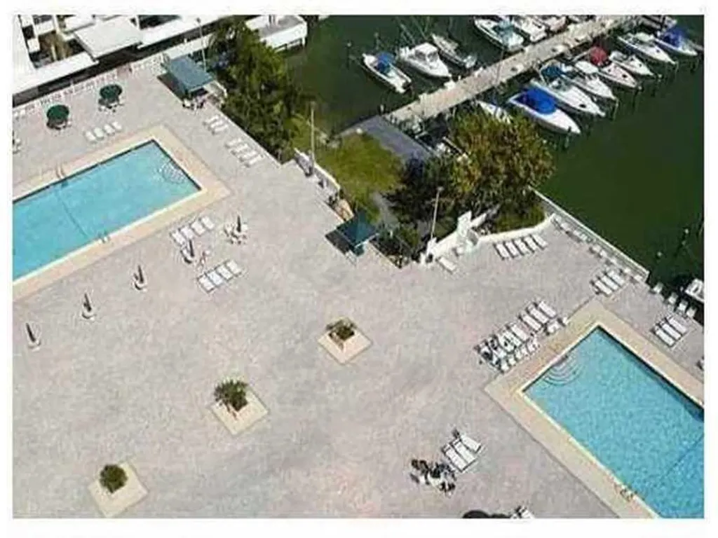 18031 Biscayne Bl Aventura FL 33160