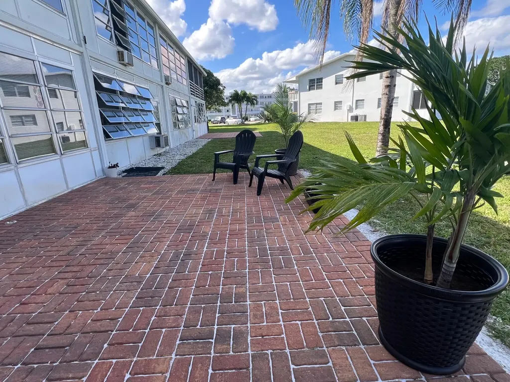 111 Oakridge I Deerfield Beach FL 33442
