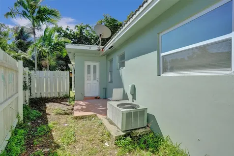 260 NE 41st Street Oakland Park FL 33334