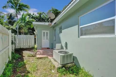 260 NE 41st Street Oakland Park FL 33334