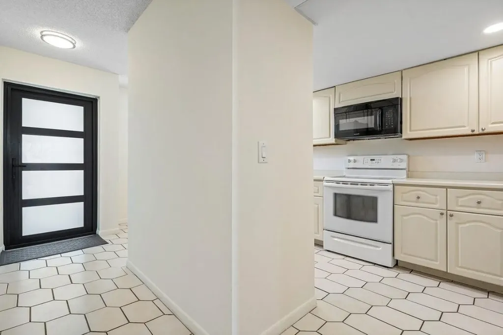 2707 NE 14th Street Causeway Pompano Beach FL 33062
