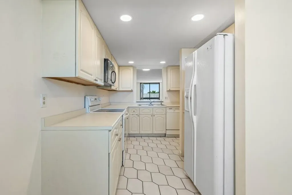 2707 NE 14th Street Causeway Pompano Beach FL 33062