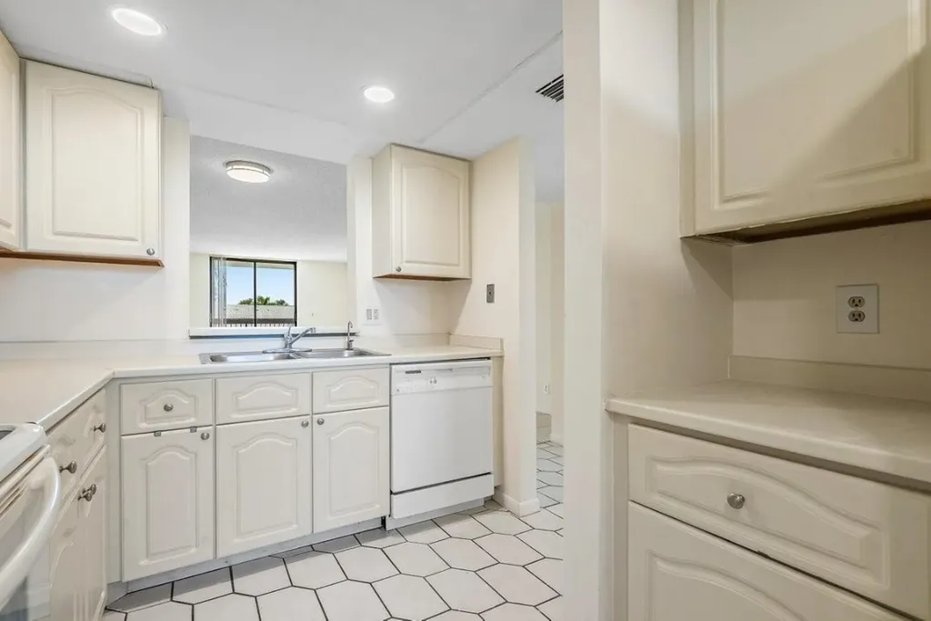 2707 NE 14th Street Causeway Pompano Beach FL 33062