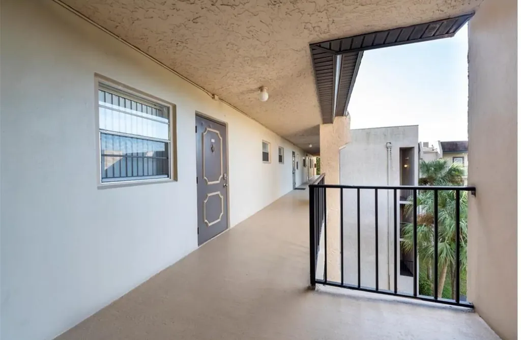 9230 Lagoon Place Davie FL 33324