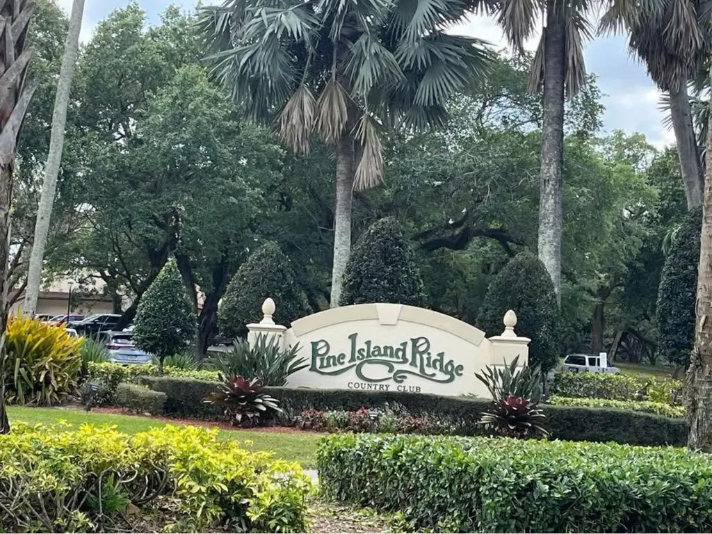 9230 Lagoon Place Davie FL 33324