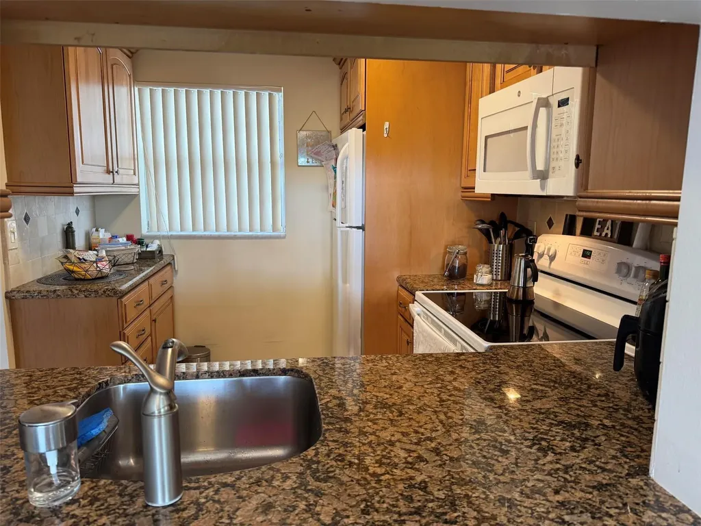 9230 Lagoon Place Davie FL 33324