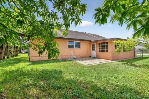 7527 SW 7th Place North Lauderdale FL 33068