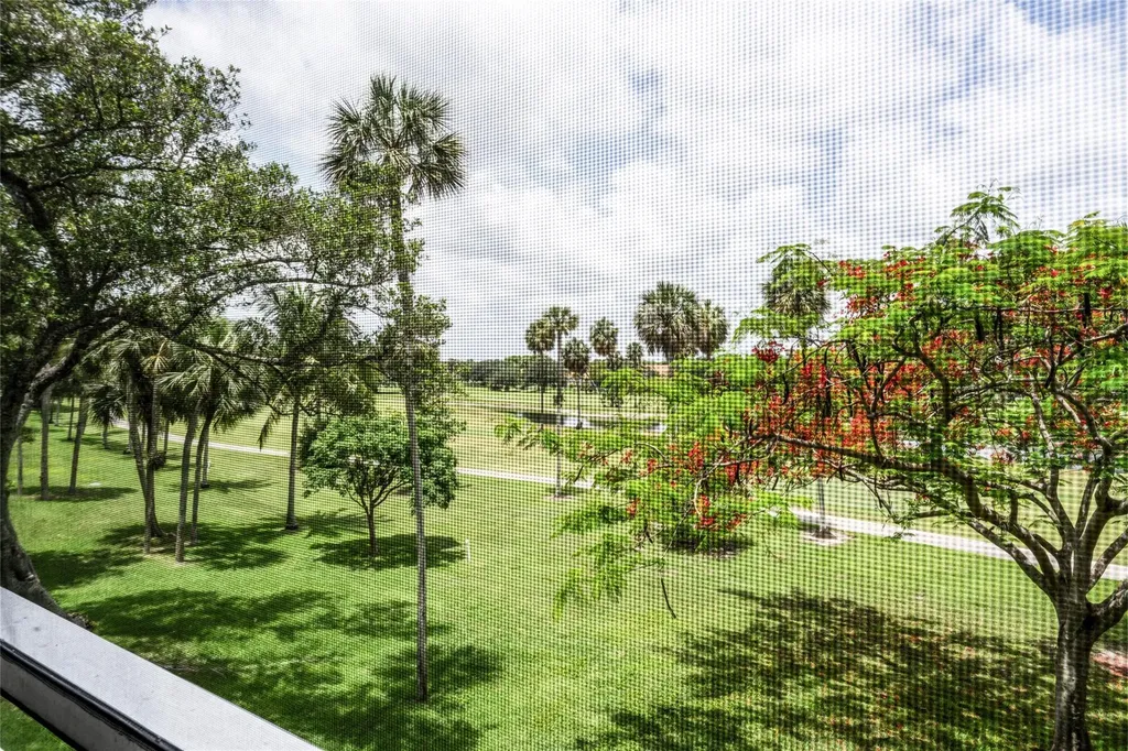 3960 Oaks Clubhouse Drive Pompano Beach FL 33069