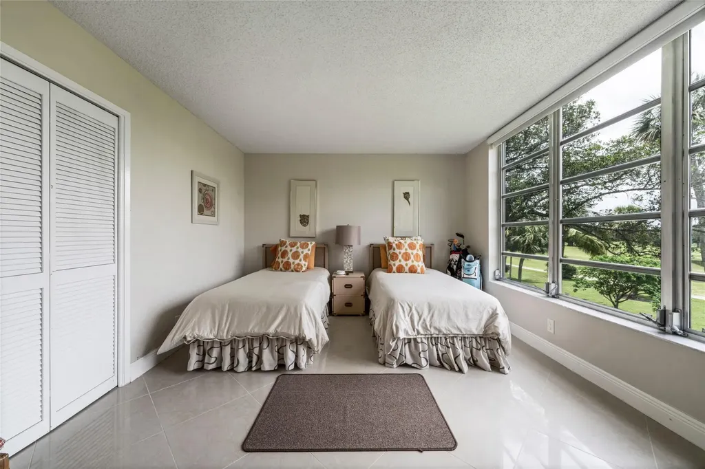 3960 Oaks Clubhouse Drive Pompano Beach FL 33069