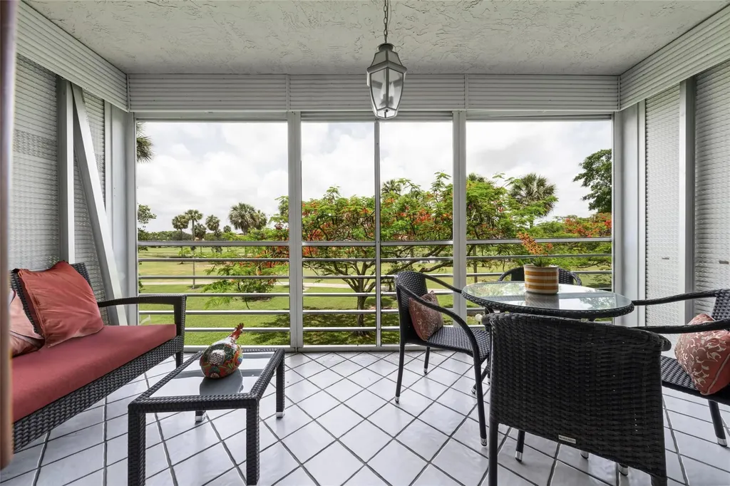 3960 Oaks Clubhouse Drive Pompano Beach FL 33069