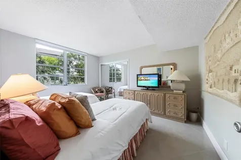 3960 Oaks Clubhouse Drive Pompano Beach FL 33069