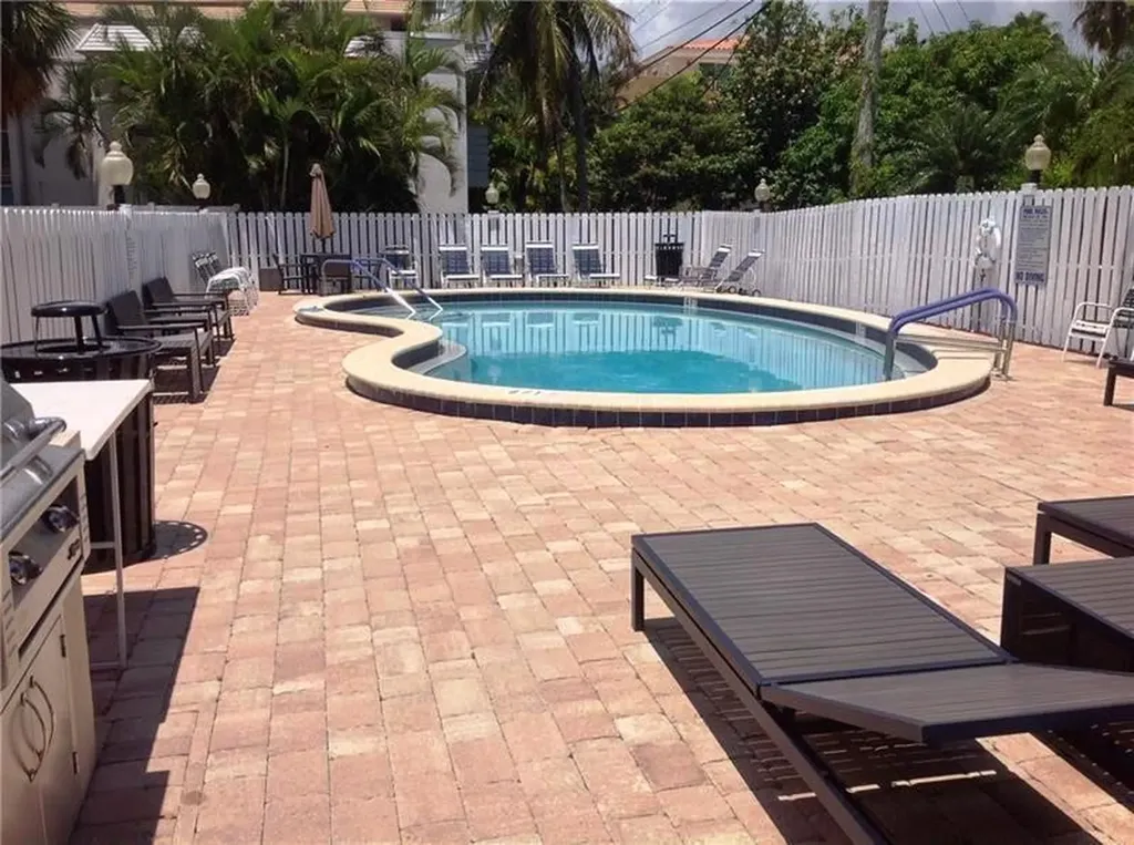 2555 NE 11th Street Fort Lauderdale FL 33304