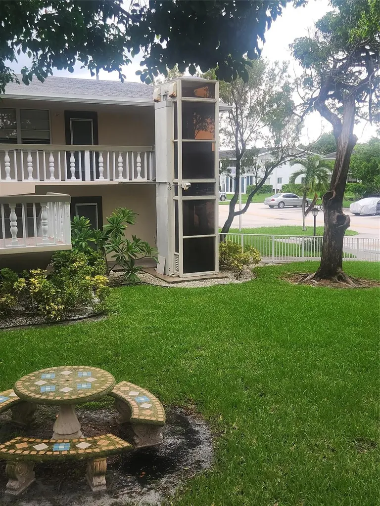 237 Farnham J Deerfield Beach FL 33442