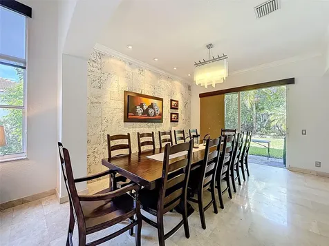 1673 Victoria Pointe Circle Weston FL 33327