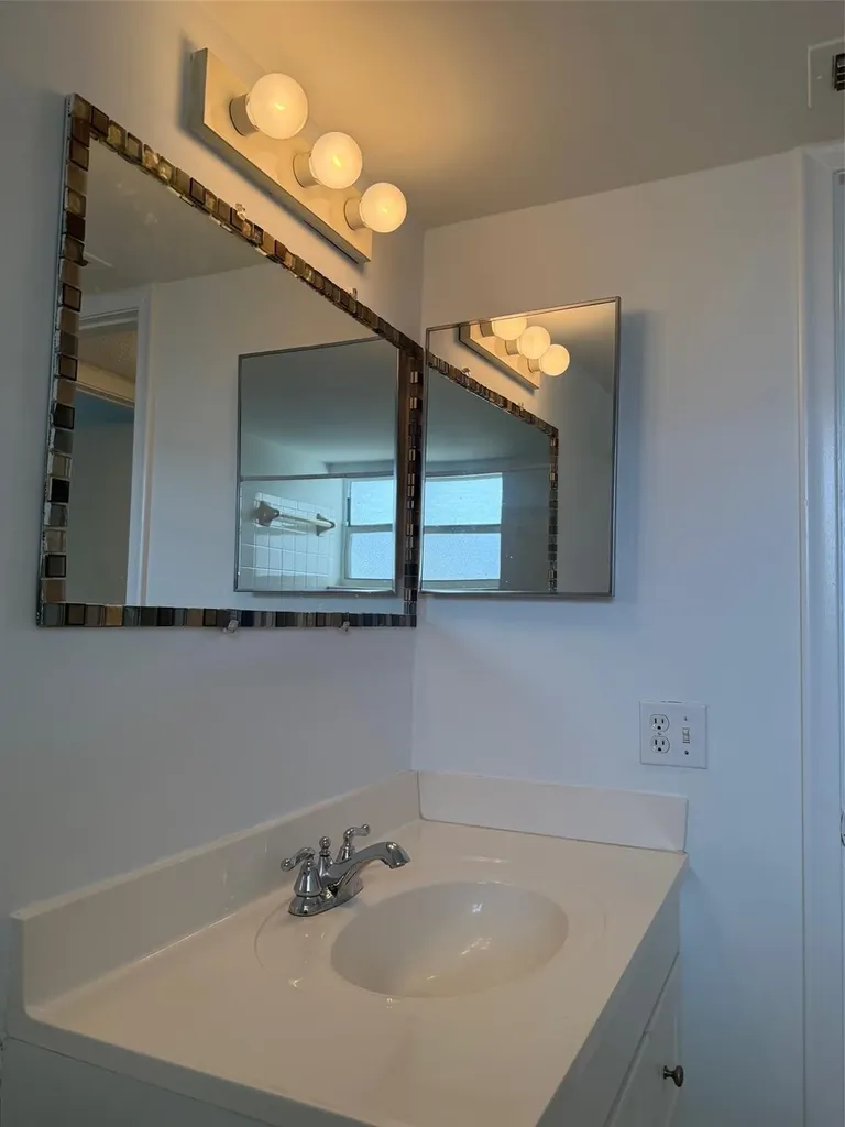 2141 NE 1st Court Boynton Beach FL 33435
