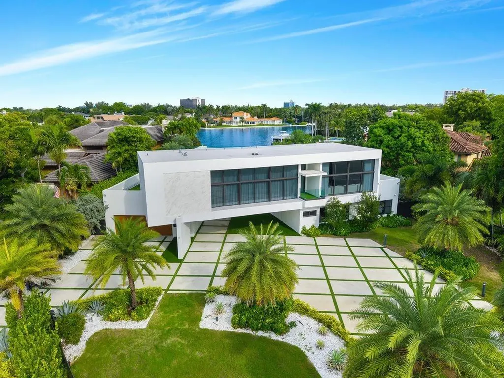19 Gatehouse Road Sea Ranch Lakes FL 33308
