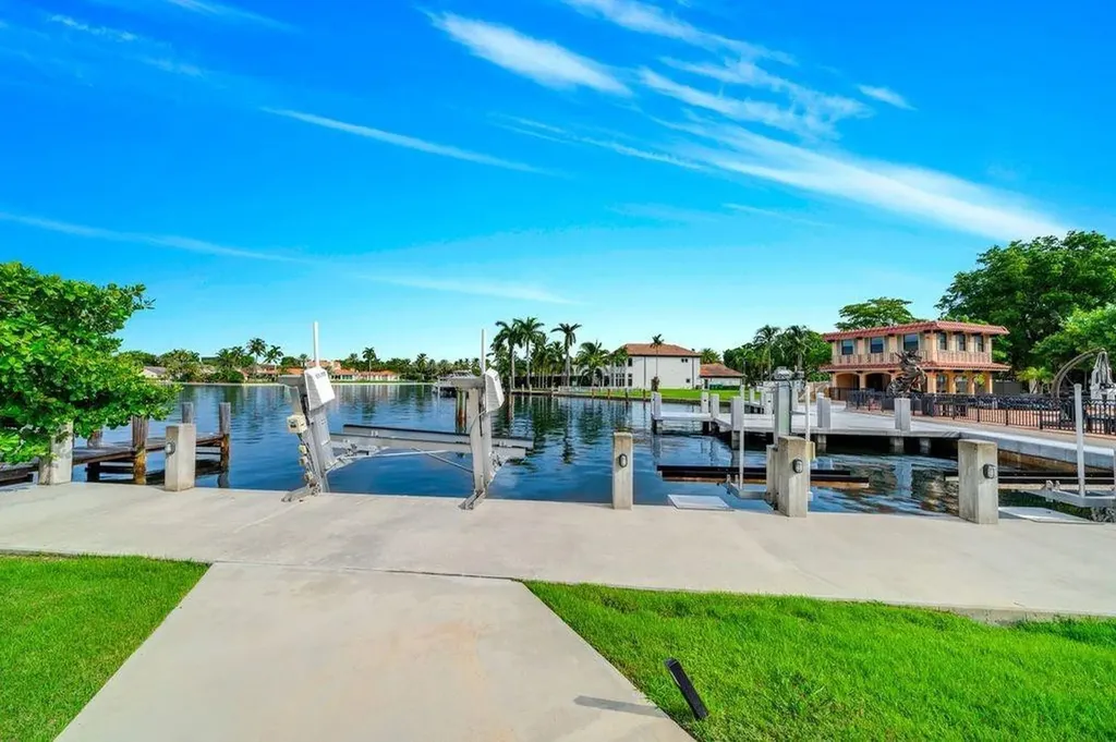 19 Gatehouse Road Sea Ranch Lakes FL 33308