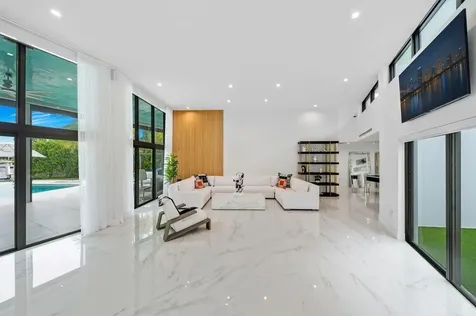19 Gatehouse Road Sea Ranch Lakes FL 33308