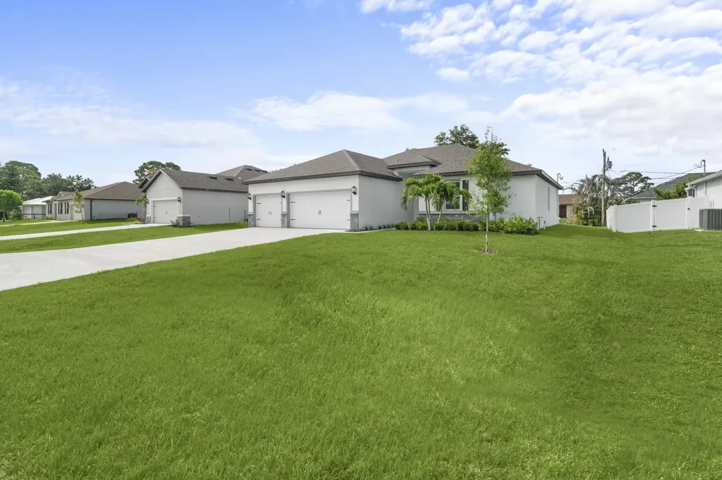 4562 SW Daemon Street Port St Lucie FL 34953