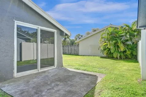 967 NW 89th Avenue Plantation FL 33324