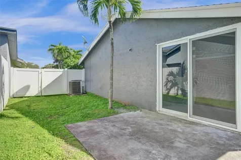 967 NW 89th Avenue Plantation FL 33324