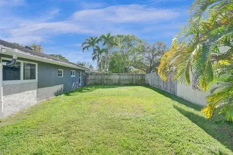 967 NW 89th Avenue Plantation FL 33324