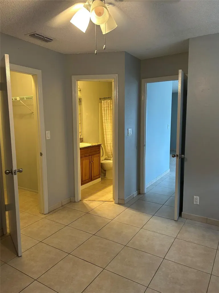 2866 S University Drive Davie FL 33328