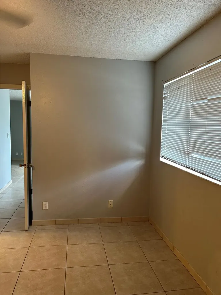 2866 S University Drive Davie FL 33328