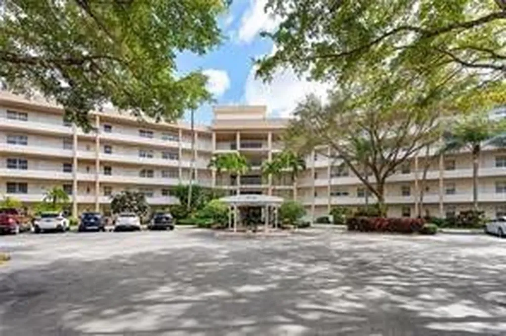 3800 Oaks Clubhouse Drive Pompano Beach FL 33069