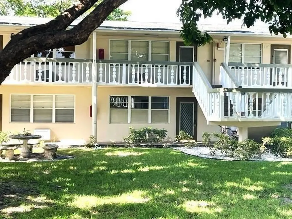 218 Farnham J Deerfield Beach FL 33442